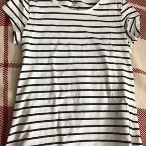 Detta är en oanvänd t-shirt som säljs pga att den har blivit för liten. Den är som ny, den tvättas och stryks om det behövs innan köp.  Plagget säljs billigt pga att jag vill bli av med det så fort som möjligt.