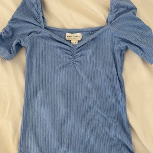 Blå tröja  - Blå tajt topp säljer för kommer inte till användning  Har använt 2 gånger så nästan ny skick 👍🏻