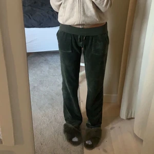 Juicy Couture mjukisbyxor - Säljer mina jättefina juicy mjukisbyxor i färgen mörkgrön ( dark moss ). Köpta för 1100 kr i vintras. Skriv för fler bilder, om du är intresserad kan vi komma överens om ett pris!! ✌🏽