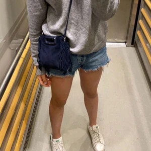 Jättesnygga jeansshorts ifrån zara!❤️ - Jättesnygga jeansshorts ifrån zara!❤️ Säljer då dom inte kommer till användning. Shortsen är köpta förra sommaren men är aldrig använda och är i nyskick. Nypris: 299kr.❤️ Skriv privat för fler bilder!❤️❤️ LÅNADE BILDER!!