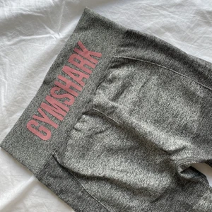 GYMSHARK flex tights - Säljer mina gymshark tights i serien flex, slut på hemsidan. Storlek M, varan är i nyskick använd ett fåtal gånger. 