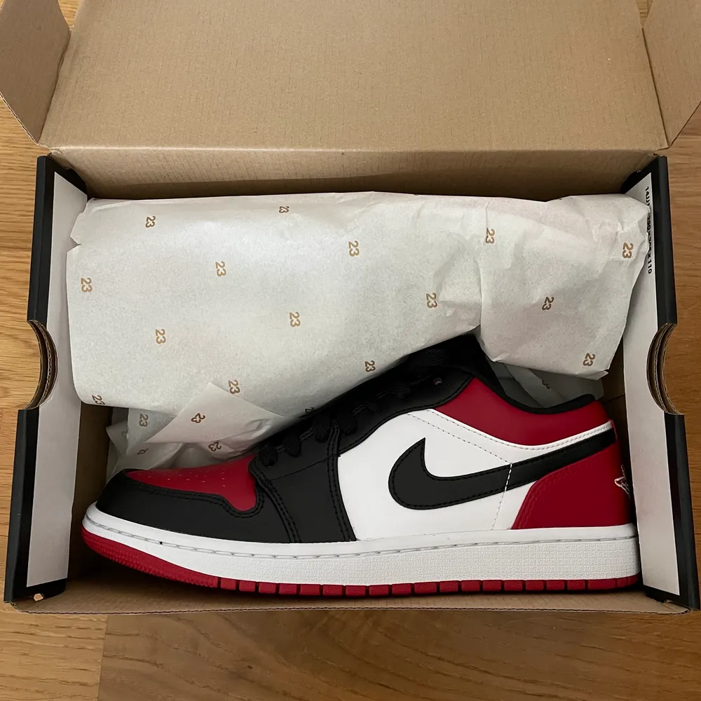 Helt nya jordans low i storlek 42 inköpta på Nike’s hemsida. . Skor.