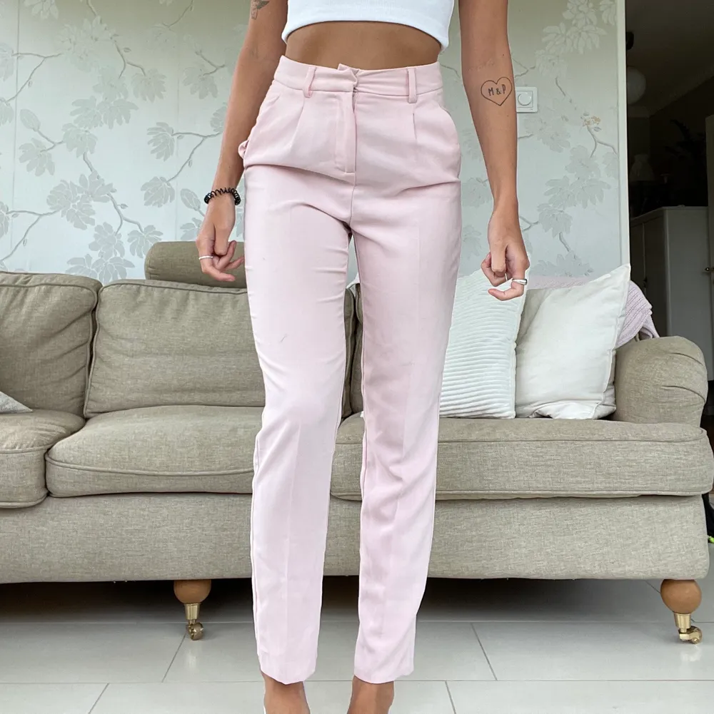 Säljer ett par jättefina rosa kostymbyxor som aldrig kommer till användning för mig!   Storlek: XS. Jeans & Byxor.