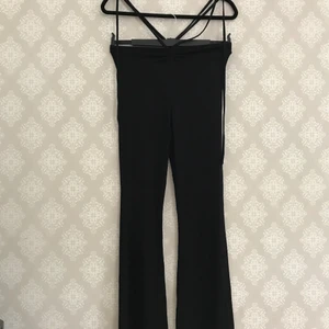 Flare svarta byxor med snörning - Flare (utsvängda) svarta byxor med snörning. Stretchigt material. En aning noppiga vid höfterna men kan enkelt tas bort med lite vilja. 🖤 Hör av dig om du har några funderingar, t.ex. om storlek eller bilder.