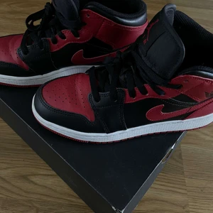 Jordans 1 ”banned” mid - Relativt ny skick använda ca 10 gånger säljer pga inte används. Nu pris på skorna är 2700 kr  Kan tänka mig att gå ner till 1200kr.   Stl 38,5 passar även en 39