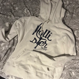 Hollister Hoodie stl S - Köpte denna Hollister hoodie när jag gick på högstadiet och har ej använt sedan dess så därför säljer jag den nu. Den passar fortfarande och är i fint skick. Storlek S - lite oversized. 