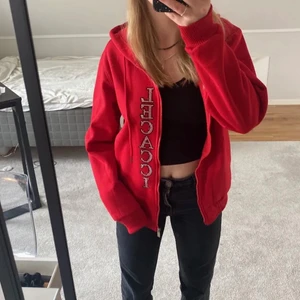 Lecacci rhinestones hoodie i röd - Super fin tröja med rhinestones. Väldigt sparsamt använt, som ny. Passar till allt och har super fina detaljer på. Finns inte jätte många av denna. Fraktar också!