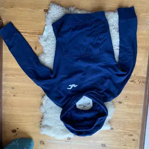 Klarblå Hollister hoodie i storlek S