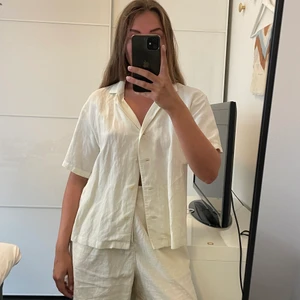 Linneskjorta UNIQLO - Fin linneskjorta från Uniqlo. Använd ytterst få gånger. Storlek S. Hela setet för 350!