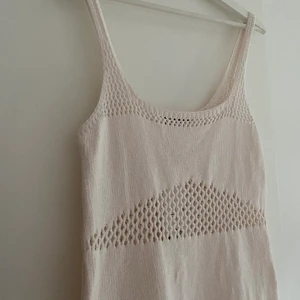 Zara klänning - En super fin vit zara klänning  som tyvärr inte passar mig då banden är för långa och kommer därför inte till användning, lappen sitter även kvar och är slutsåld på hemsidan. Är i strl L men skulle säga att den passar S oxå!❣️🫶🏽