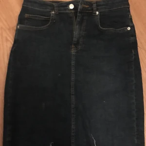 Blå jeanskjol  - En blå jeanskjol från ullared. Står inget om storleken i och minns inte men den passar mig som har S/M i vanliga fall. Skulle gissa att den är i M. 