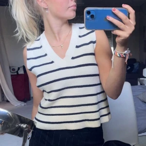 Randig zara topp - En topp/väst från zara!💓 väldigt somrig men använder ej så mycket längre. Stickat material 