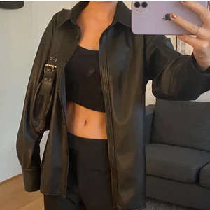 Skinnjacka - Skinnjacka perfekt nu till hösten🍁(inte äkta skinn). Den är knappt använd och i jättebra skick!