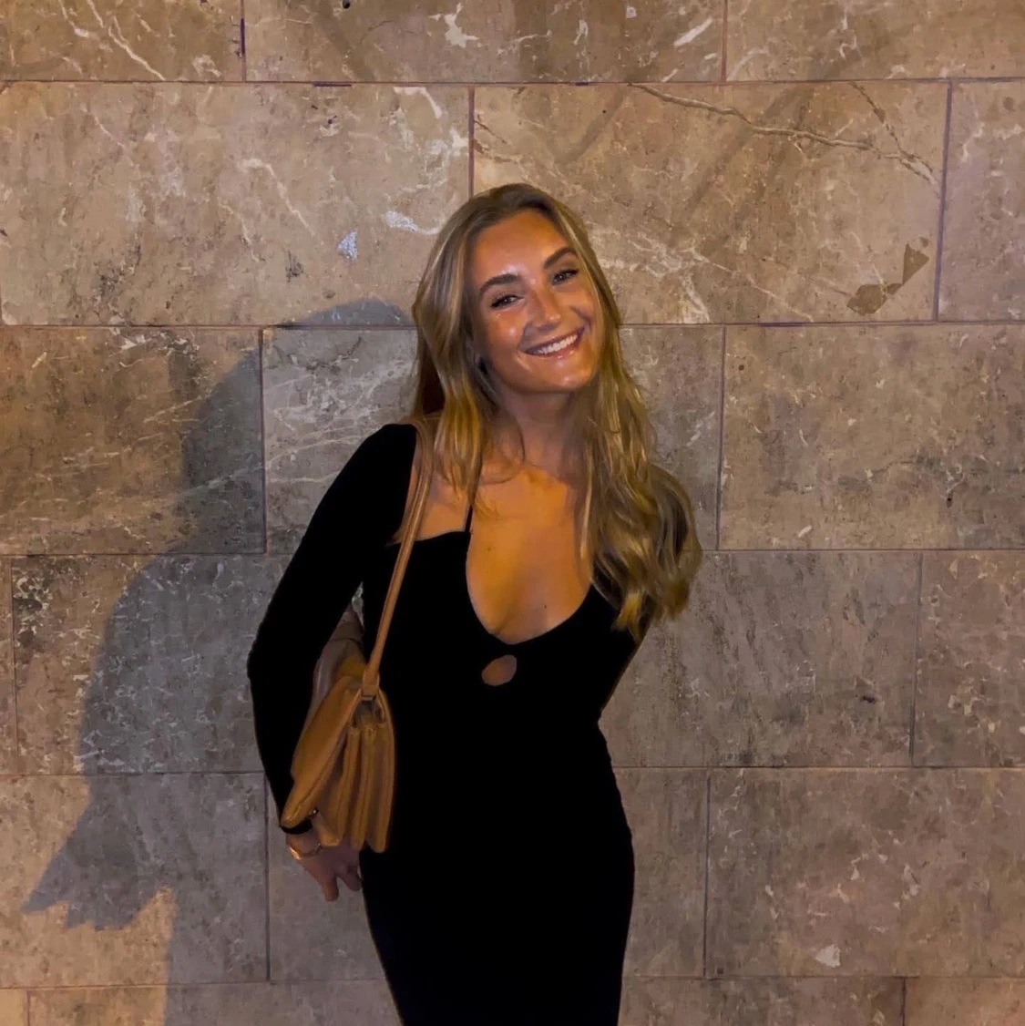 Svart midiklänning med cut-outs - 90