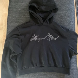 Hoodie - En croppad hoodie från hm. Knappt använd och säljs inte längre. Alla stenar är kvar💕