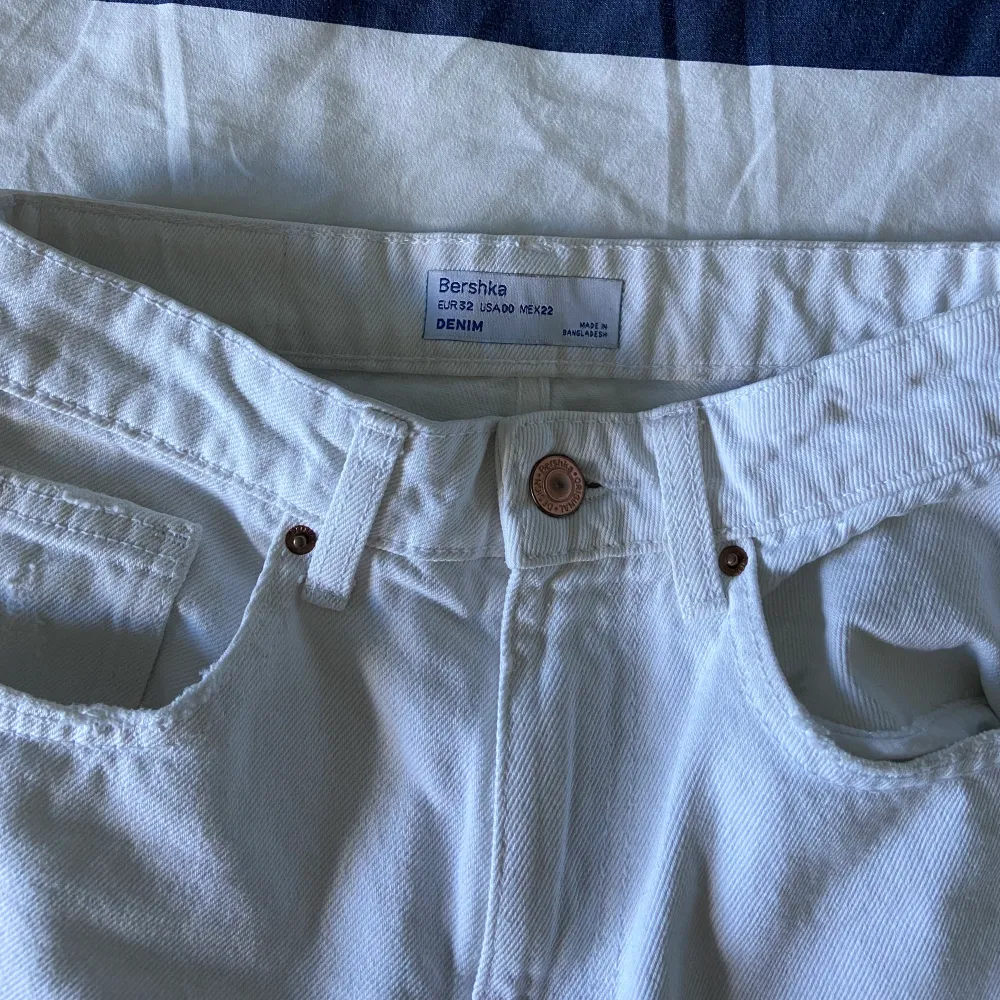 Nya vita mom jeans med hål! Köpte dessa men hann bara använda dessa 1 gång sen blev dem försmå vid rumpan. Obs dessa sitter tajt i midjan. Dessa jeans är i go och ny skick, färgen är fortfarande sprillans ny vit. Dem sitter som en smäck på! 💞. Jeans & Byxor.