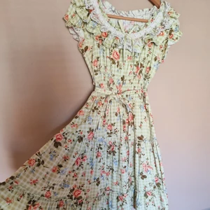 Cottagecore klänning - Den finaste picknick-klänningen! Snygga detaljer och bra kvalite 💕 Stretchig både kring ärmarna och midjan :) Inga defekter syns till 🌸 Skriv ifall du har frågor <3