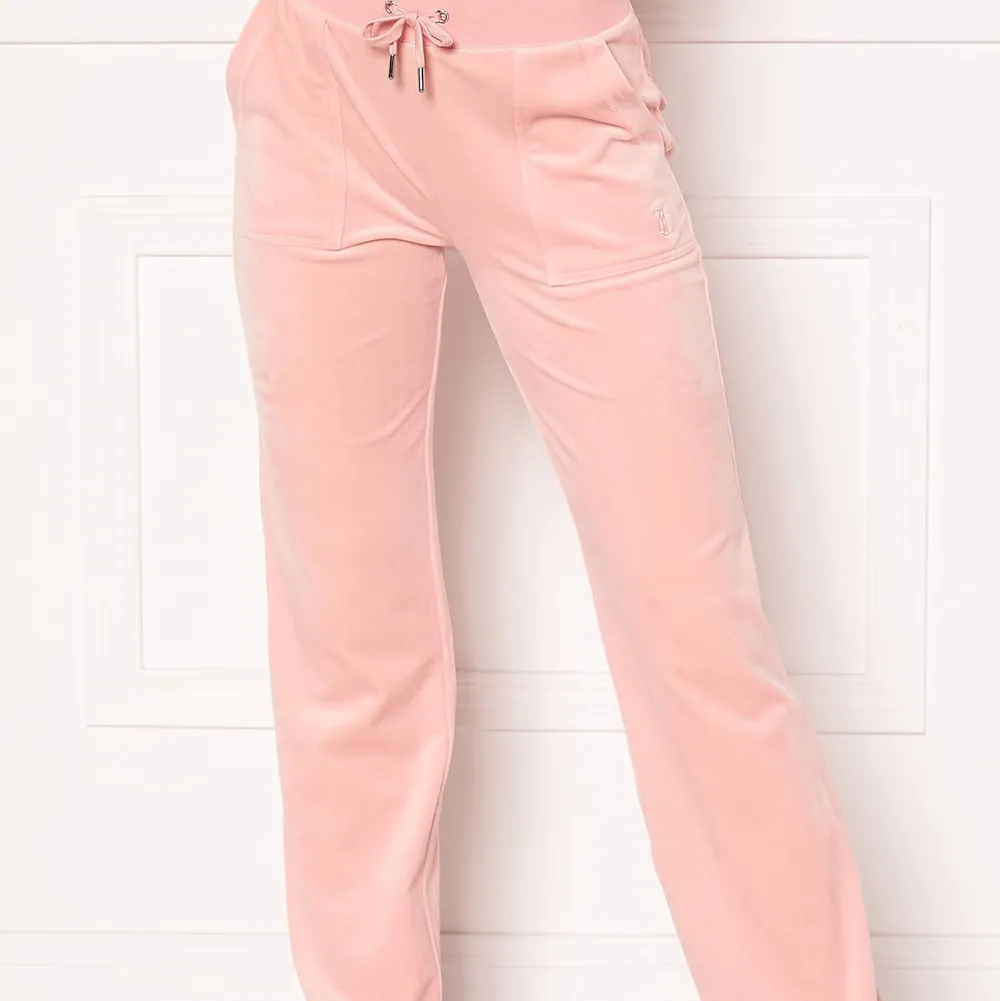 säljer mina nästan helt nya rosa juicy mjukisbyxor, nästan helt oanvända och är i storlek xxs men väldigt långa, jag är ca 170cm. Säljer för att de inte kommer till användning.. Jeans & Byxor.