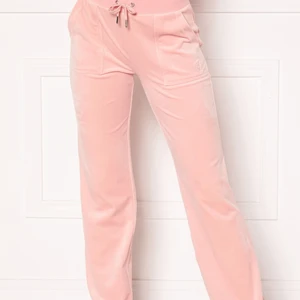 Rosa Juicy  - säljer mina nästan helt nya rosa juicy mjukisbyxor, nästan helt oanvända och är i storlek xxs men väldigt långa, jag är ca 170cm. Säljer för att de inte kommer till användning.