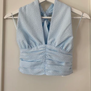 Festtopp från Gina tricot  - Säljer denna festliga topp då den aldrig kommit till användning (oanvänd). Inköpt förra sommaren på Gina tricot för 299kr. Storlek 32 men passar även om man har storlek 34-36. 