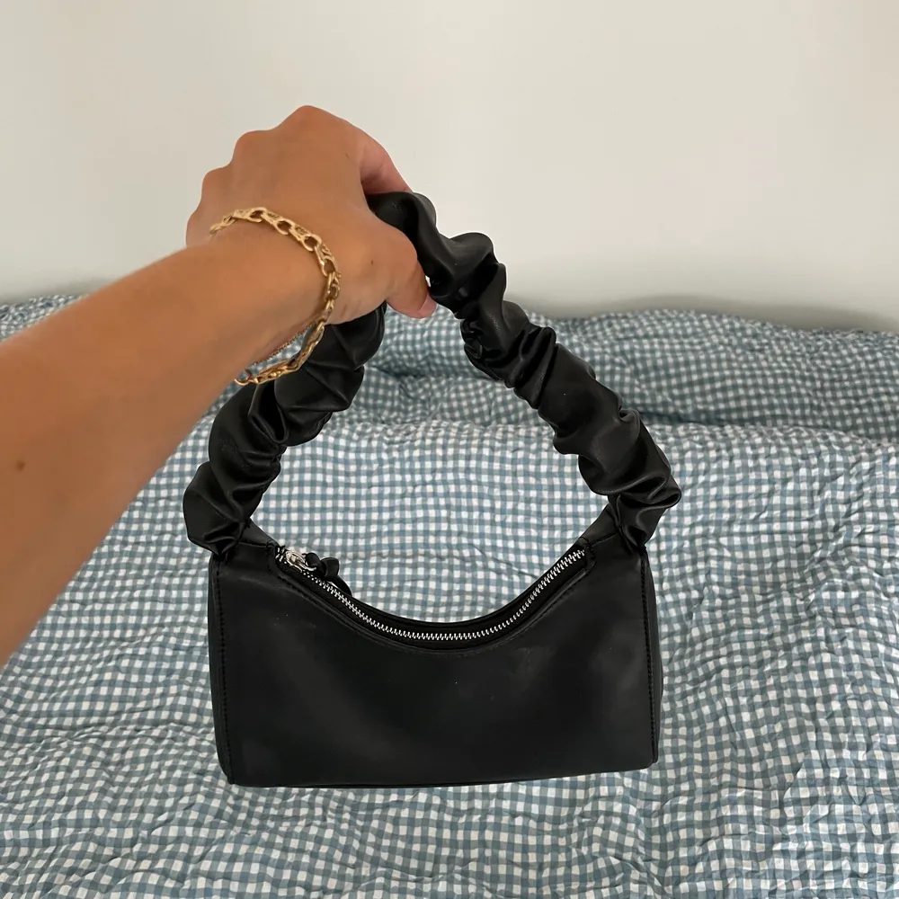 En jätte fin handväska från ginatricot med ett fint scrunchy axelband🖤 väskan är nästan aldrig och känner därför att den behöver en ny ägare😄. Väskor.