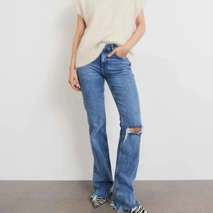 Gina jeans - Säljer nu mina fina jeans från Gina i storlek 32/xs älskar dom men har inte använt dom på ett tag. Köpta för 500-600 men säljer för 200. Köparen står för frakt. Priset kan diskuteras❤️