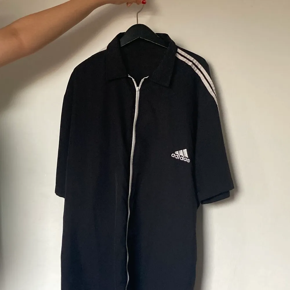 Adidas skjorta i bra skick med dragkedja istället för knappar, den är i idrottsmatreal och funkar till träningen och vardagen.. Hoodies.