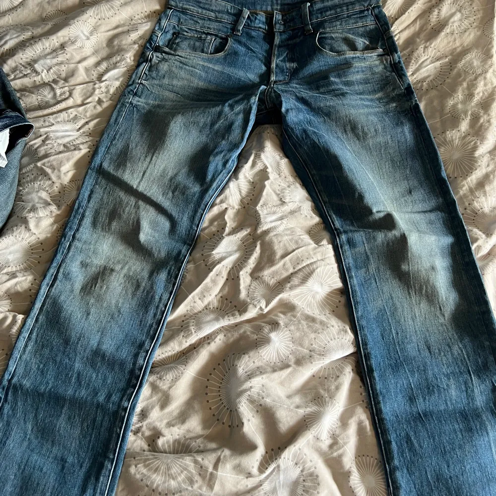 Ljusa G star Jeans i mycket bra skick. Strl 30/32. . Jeans & Byxor.