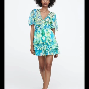 zara festklänning - grön och blå klänning från zara med volanger!! skriv för fler bilder. 