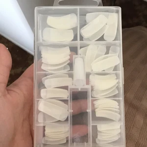 Nagelsätt - Nagelsätt lim ingår allt nytt o h vårdaervätter ingår två pack grottor och alocera kan skicka med ett par nagöar jag gjort som man får sätta dit själv o h dimanterna kan man oxå sätta dit som tandsnycke 