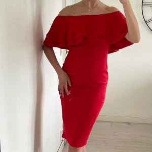 Off-shoulder red dress   - Använd fåtal gånger, väldig snygg passform, Bra kvalitet 