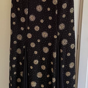 Fest klänning svart/guld - Ny fest klänning  Svart/gullig  Storlek 48 men funkar på en 46 också  