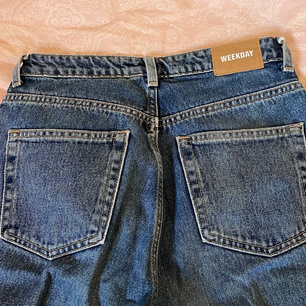 Weekday jeans i modellen Row. Skulle säga att det är en blandning mellan wide/straight. Storlek 27/32. Passar mig som är 175 cm och har S/M i storlek. Säljer på grund av att jag använder dem för lite.. Jeans & Byxor.