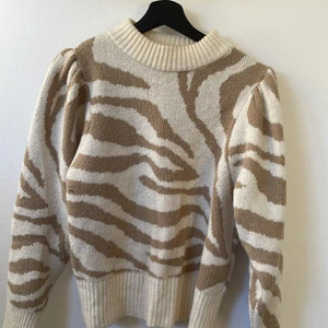 Stickad tröja - Jättegosig och mjuk stickad tröja! Använd max 5 gånger! Kommer tyvärr inte till användning🧡 i storlek L men passar mig som har storlek s