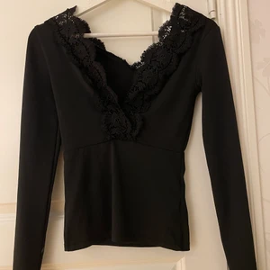 Svart topp - Använd en gång. Bra skick. 