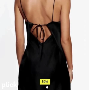 Zara klänningen  - Säljer den jätte fina klänning från zara som jag köpt hör på Plick då den va förstor har aldrig använt o klännings skick e som nytt 