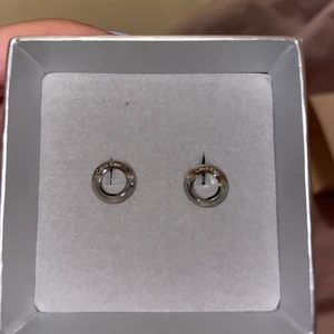 Calvin Klein örhängen  - Silvriga örhängen från Calvin Klein som aldrig är använda eller ens tagna ur asken. Nypris ca. 600 kr men säljer för 200 kr + frakt. 