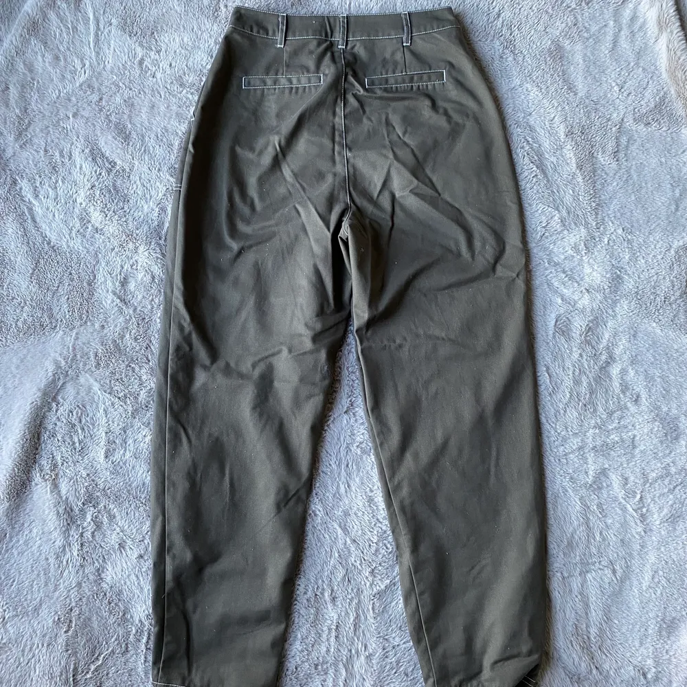 Säljer dessa gröna byxor i storlek xs från Gina tricot, endast provade!💗. Jeans & Byxor.