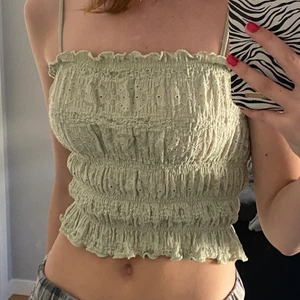 Linne - Jag säljer detta jätte fina linne från bikbok då den inte kommit till så mycket användning,den är i fint och nästan oanvänt skick.Hör av er om ni har frågor💓