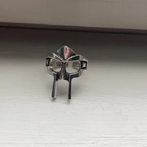 Mf doom ring - TRYCK INTE PÅ KÖP NU KNAPPEN!! Ring med mf doom på! Säljer då jag råkade köpa två :) frakt 13kr