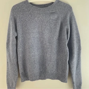 Stickad tröja blå - Vacker stickad tröja i en fin blå färg. Storleken är xs men sitter mer som en S. Köpt på vero Moda😍 tveka inte på att höra av er