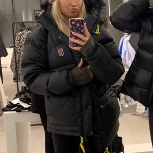 Fjällräven jacka - Köpt förra vinter ny för runt 6500, så endast använd en vinter, inga defekter alls💕💕 finns kvar tills den är markerad såld!!!! Köp direkt för 4000