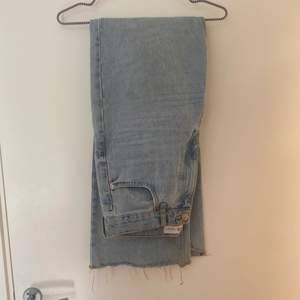 Nästan helt oanvända zara jeans, använda 1-2 gånger då de var en aning för små