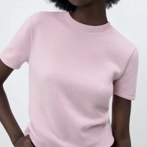 Zara tröja - Slutsåld lila tröja från zara💜den är jättelite nopprig men absolut inget man tänker på👍🏻kontakta för närmre bilder