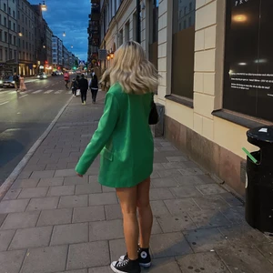 grön kavaj - säljer min sjukt snygga gröna kavaj från zara! den sitter snyggt oversized och är bara använd en gång så i nyskick 