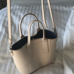 MANGO VÄSKA  - En super fin väska i nyskick! Den är praktiskt och rymmer mycket, perfekt till skolan. Hör av er vid frågor☺️ Pris kan diskuteras  Köparen står för frakten