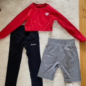 Träningskläder  - Alla tre för 200kr, shortsen och tightsen helt oanvända och tröjan endast provad! Svarta tights från Gymshout i storlek S, ett par gråa shorts från AYBL i storlek S och en röd träningstopp ifrån Womens Best! 😍 köpare står för frakt🖤
