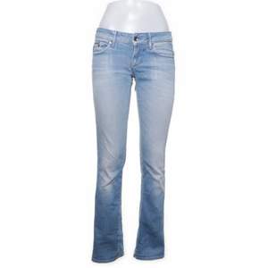 Säljer dessa asnygga jeans från g-star raw som är köpta på sellpy, så fint skick men säljer på grund av att de är för långa för mig💞👍🏼