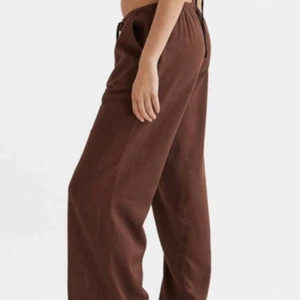 Linnebyxor - Säljer ett par bruna linnebyxor från hm i storlek S! Använda endast en gång! Nypris: 199, och pris kan diskuteras!🤎