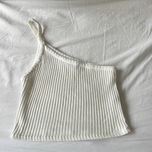 One shoulder linne - Super fin oneshoulder linne som är från den gamla zara för längesen tror jag. Storlek S men passar mig som har xs. Väldigt bra skick❤️